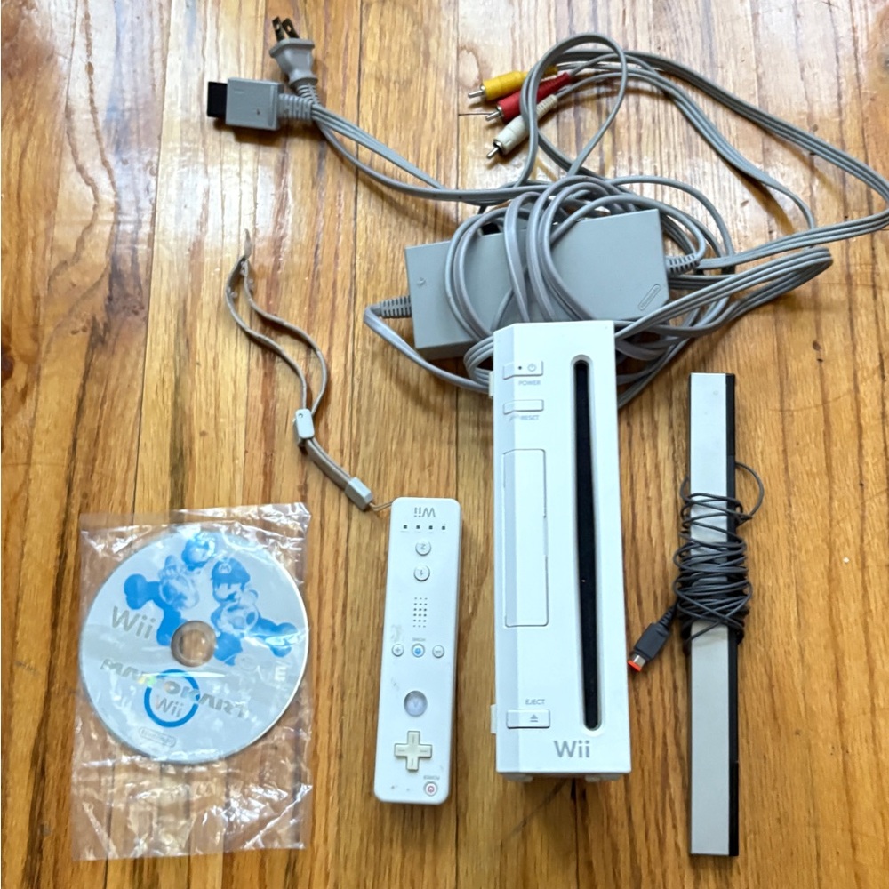 Nintendo Wii White Console Set with Remote and Mario kart